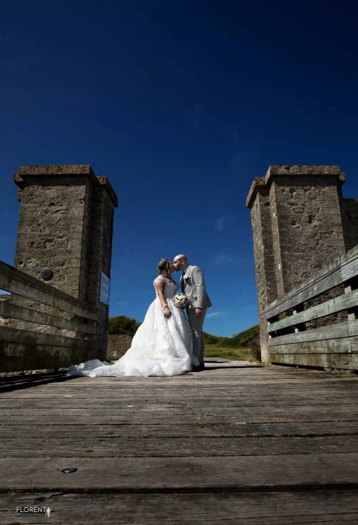photographie-mariage-baiser-romantique-sur-un-pont-studio-florent-boulogne-sur-mer-lille-paris-saint-omer-dunkerque-arras-lens-le-touquet