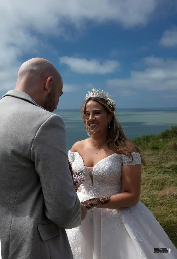 photographie mariage couple regards tendres la decouverte sur la falaise et vue sur la mer studio florent boulogne sur mer lille paris amiens saint omer dunkerque arras lens le touquet