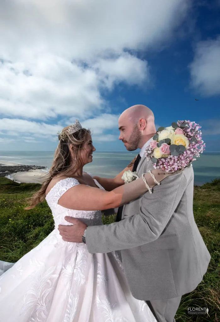 photographie mariage couple regards tendres sur la falaise et vue sur la mer studio florent boulogne sur mer calais lille paris amiens saint omer dunkerque arras lens le touquet