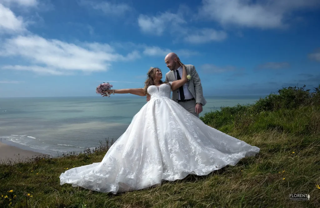 photographie mariage couple regards tendres sur la falaise et vue sur la mer studio florent boulogne sur mer lille paris saint omer dunkerque arras lens le touquet