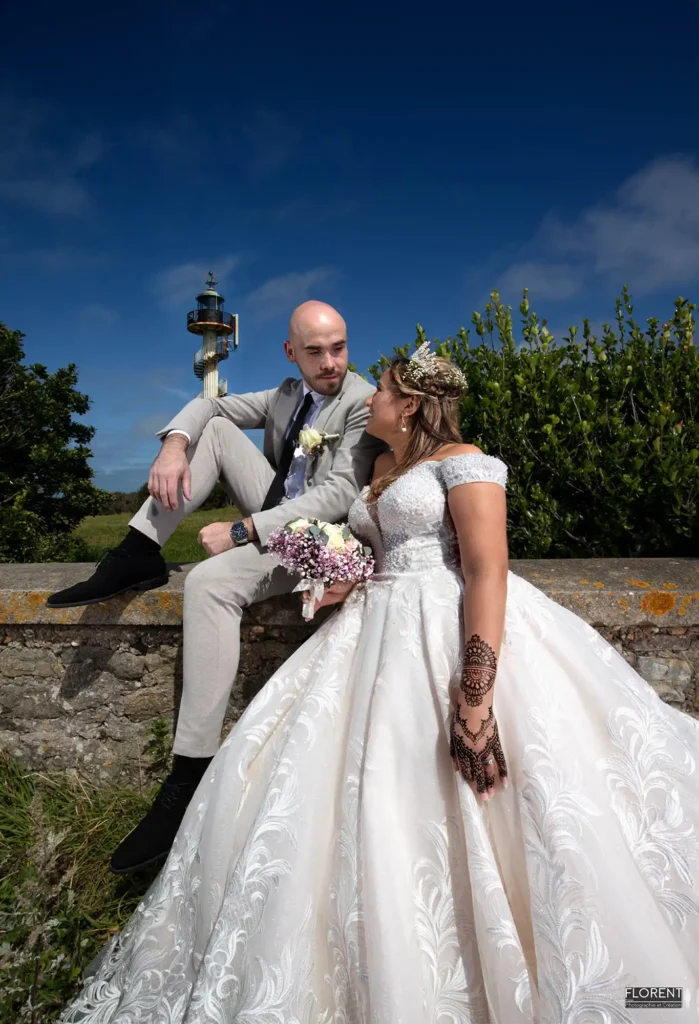 photographie mariage couple regards tendres sur la falaise et vue sur le phare studio florent boulogne sur mer lille calais paris amiens saint omer dunkerque arras lens le touquet