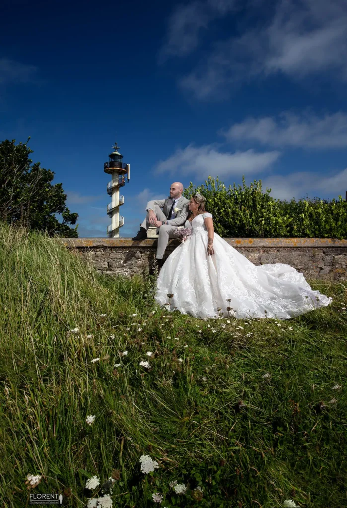 photographie mariage couple regards tendres sur la falaise et vue sur le phare studio florent boulogne sur mer lille paris amiens saint omer dunkerque arras lens le touquet