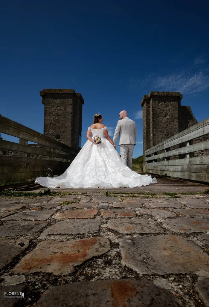 photographie mariage romantique mariee sur un pont et bouquet studio florent boulogne sur mer lille paris calais saint omer dunkerque arras lens le touquet