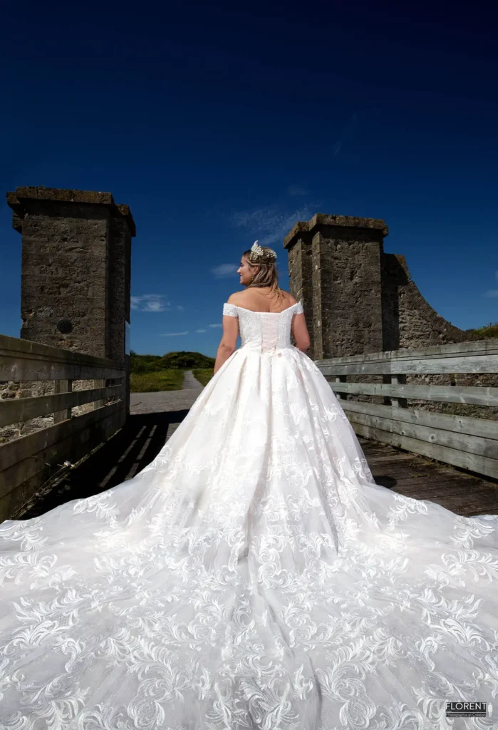 photographie mariage romantique mariee sur un pont et bouquet studio florent boulogne sur mer lille paris saint omer dunkerque arras lens le touquet