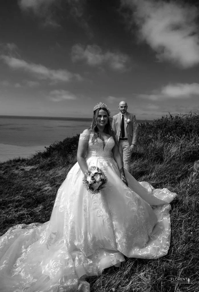 photographie mariage romantique sur la falise et vue sur la mer noir et blanc studio florent boulogne sur mer lille paris saint omer dunkerque arras lens le touquet