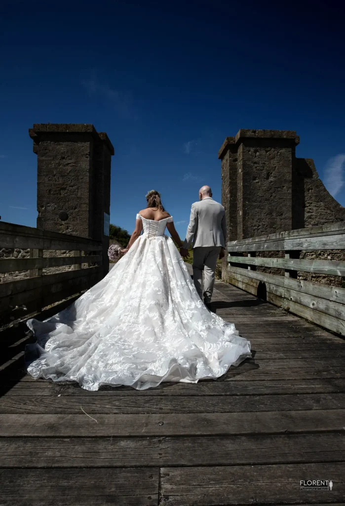 photographie mariage romantique sur un pont et bouquet studio florent boulogne sur mer lille calais paris saint omer dunkerque arras lens le touquet
