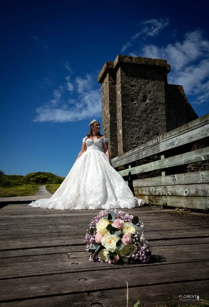 photographie mariage romantique sur un pont et bouquet studio florent boulogne sur mer lille paris saint omer dunkerque arras lens le touquet
