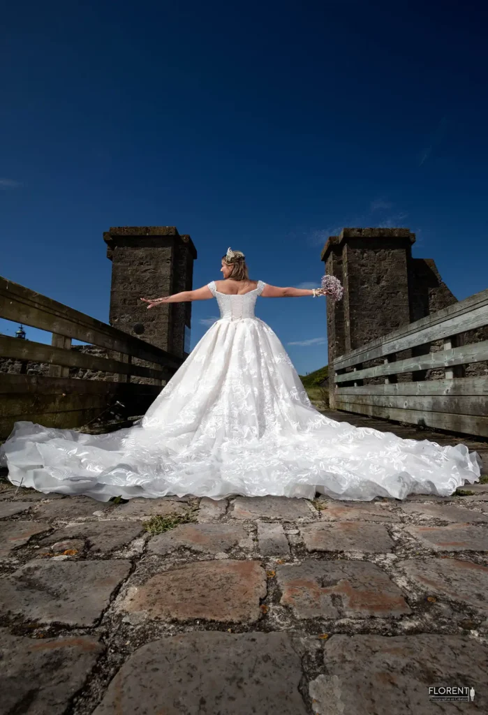 photographie mariage romantique sur un pont et bouquet studio florent boulogne sur mer lille paris saint omer dunkerque calais arras lens le touquet