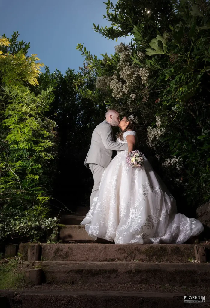photographie mariage tendre baiser sur les marches dans un parc sous les arbres studio florent boulogne sur mer lille paris saint omer dunkerque arras lens le touquet