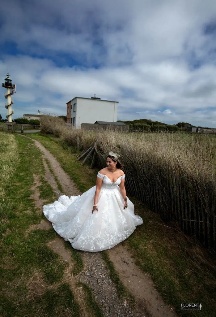 photographie mariee en longue robe arrive sur la falaise et vue sur la mer studio florent boulogne sur mer lille paris amiens saint omer dunkerque arras lens le touquet