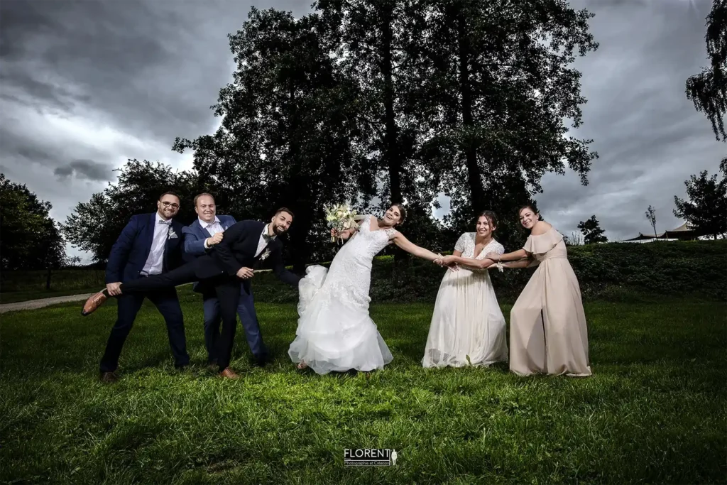 scene humour témoins tirent les mariés comme une chaine florent studio fanie photographe boulogne sur mer lille calais saint omer le touquet paris france