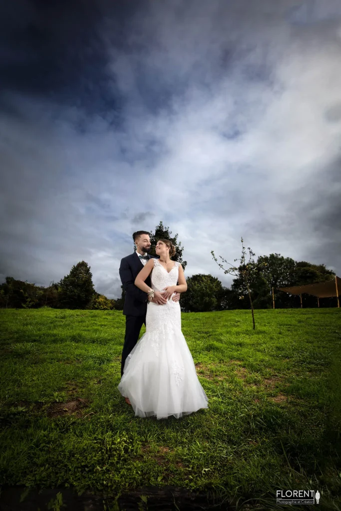 seance photographe mariage lille les mariés pose amoureusement florent photographe boulogne sur mer lille le touquet paris saint omer arras amiens