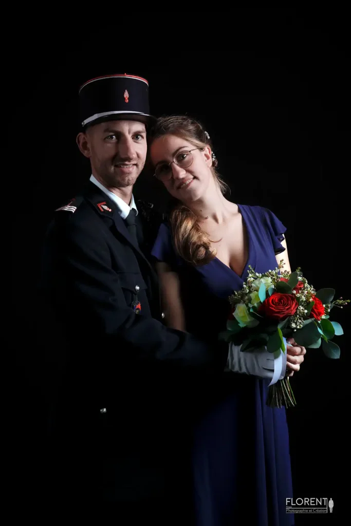 seance studio mariage pompiers en habit romantique sur fond noir avec bouquet florent mariage boulogne sur mer lille le touquet paris calais saint omer arras amiens dunkerque lens paris