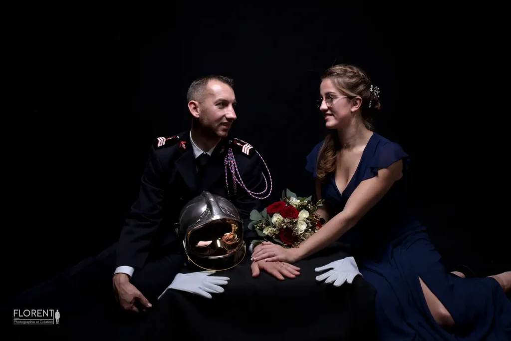 studio mariage pompiers assis main dans la main regard trendre en habit sur fond noir florent mariage boulogne sur mer lille le touquet paris calais saint omer arras amiens dunkerque lens paris