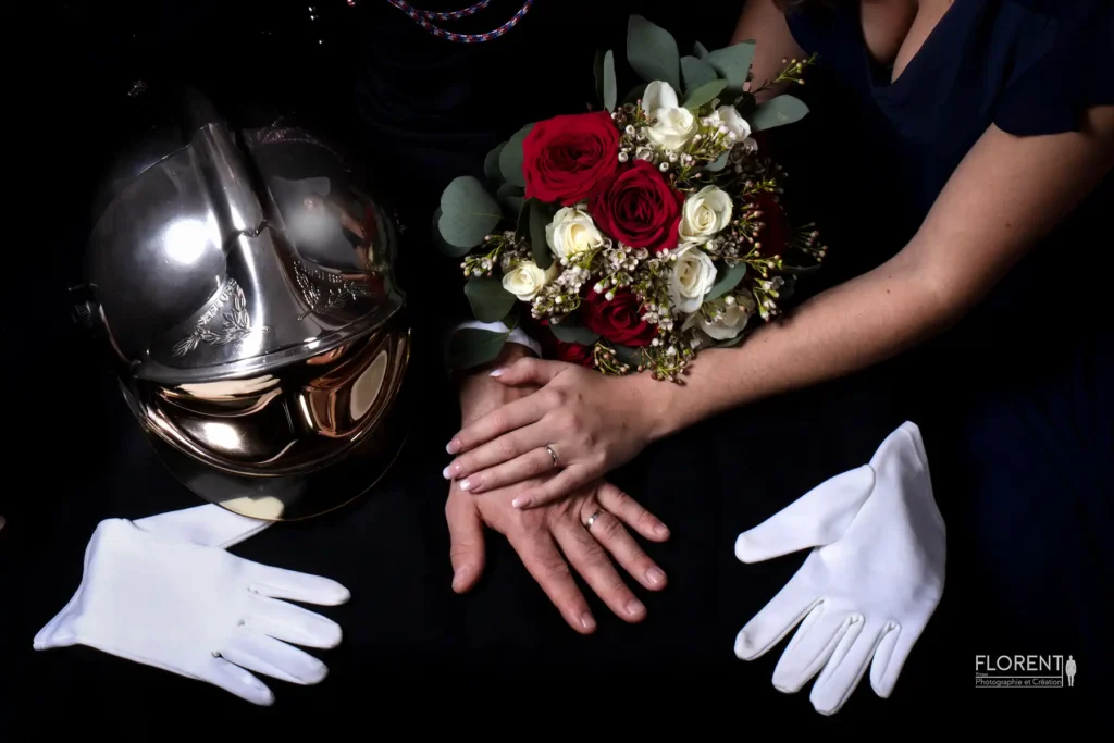studio photo mariage pompiers plan sur les mains reflet dans le casque bouquet alliances florent mariage boulogne sur mer lille le touquet paris calais saint omer arras amiens dunkerque lens paris