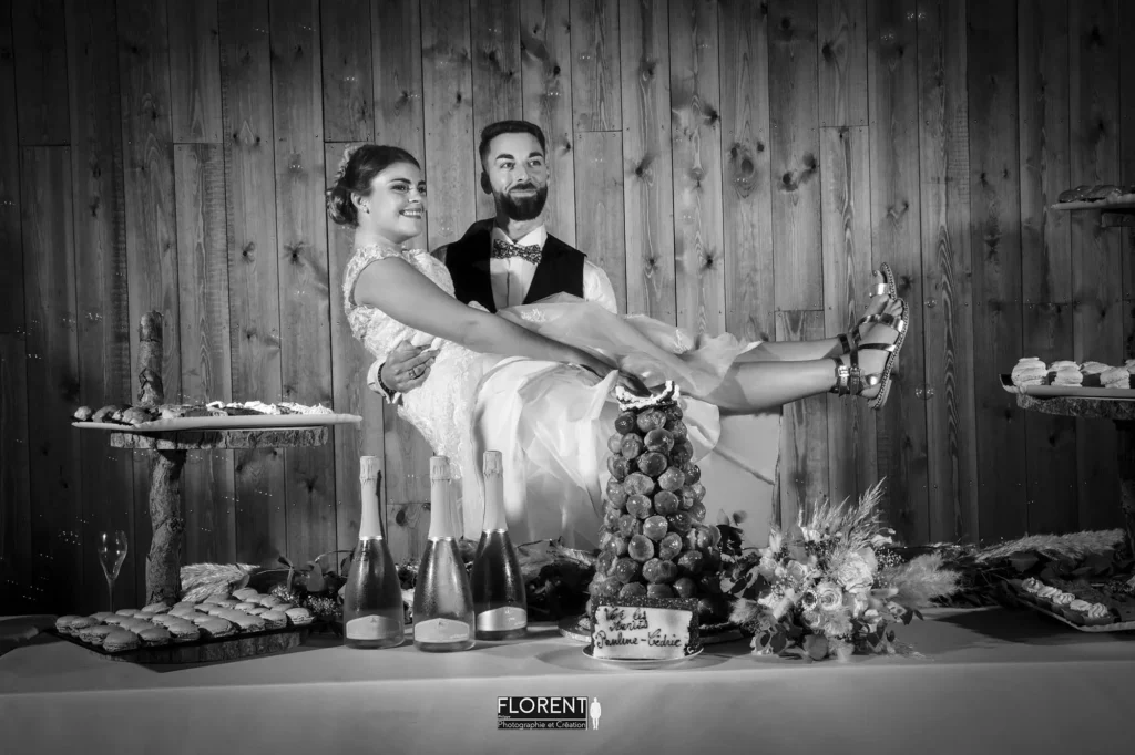 tendre mariage au moment du gateau le marié porte sa belle dans les bulles de fumée florent studio fanie photographe boulogne sur mer lille calais saint omer le touquet paris france