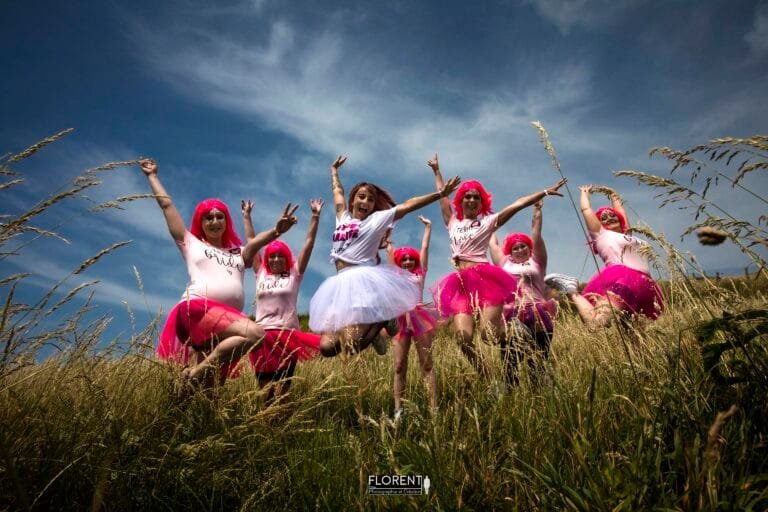 un-evjf-photo-boulogne-sur-mer-avant-mariage-et-perruques-roses-sur-falaise-florent-studio-mariage-lille-le-touquet-paris-saint-omer-lens