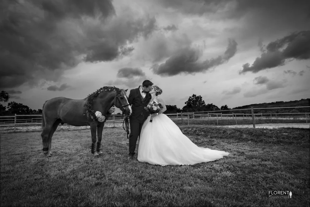 photo mariage desvres la mariee son epoux et leur cheval sous la pluie moment unique florent photographe mariage boulogne sur mer lille le touquet desvres arras calais dunkerque