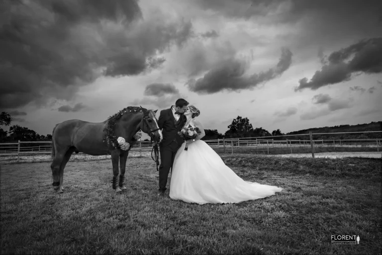 photo mariage desvres la mariee son epoux et leur cheval sous la pluie moment unique florent photographe mariage boulogne sur mer lille le touquet desvres arras calais dunkerque