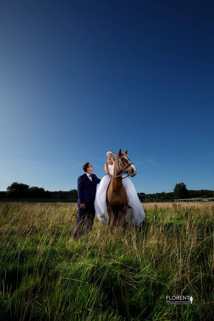 After day mariage desvres boulogne sur mer mariee a cheval et epoux dans les champs florent photographe paris le touquet lille saint omer amiens arras calais