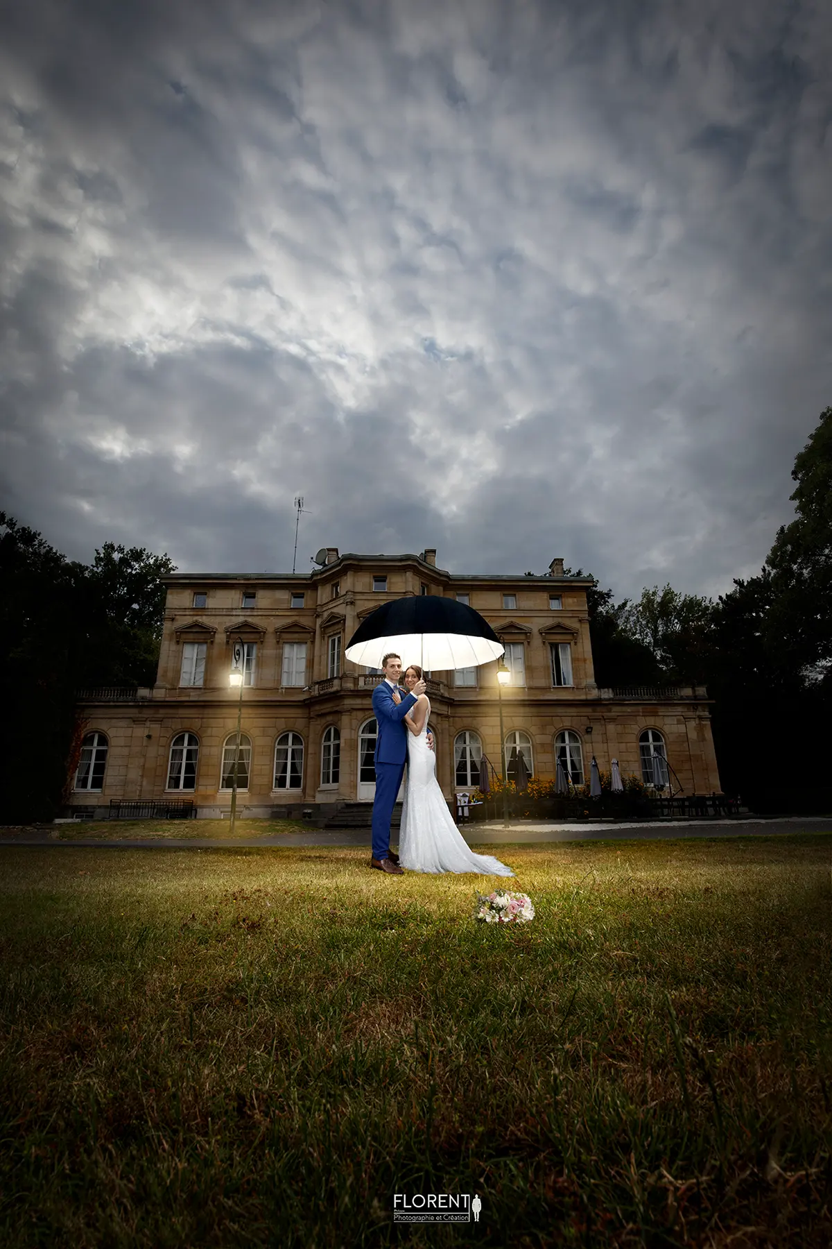 photographe mariage magique mariage parc chateau motte fenelon cambrai arras sous parapluie lumineux florent photographe boulogne sur mer lille le touquet paris
