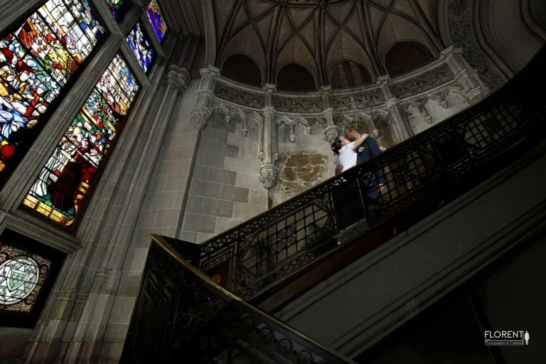 mariage mairie de calais couple tendre baiser sous les lustres escaliers magiques florent studio photo boulogne sur mer lille le touquet paris lille saint omer arras