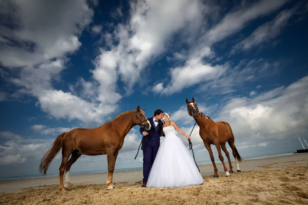 after day mariage superbe avec les maries et leurs chevaux sur la plage boulogne sur mer florent studio mariage lille le touquet paris calais saint omer arras dunkerque hardelot