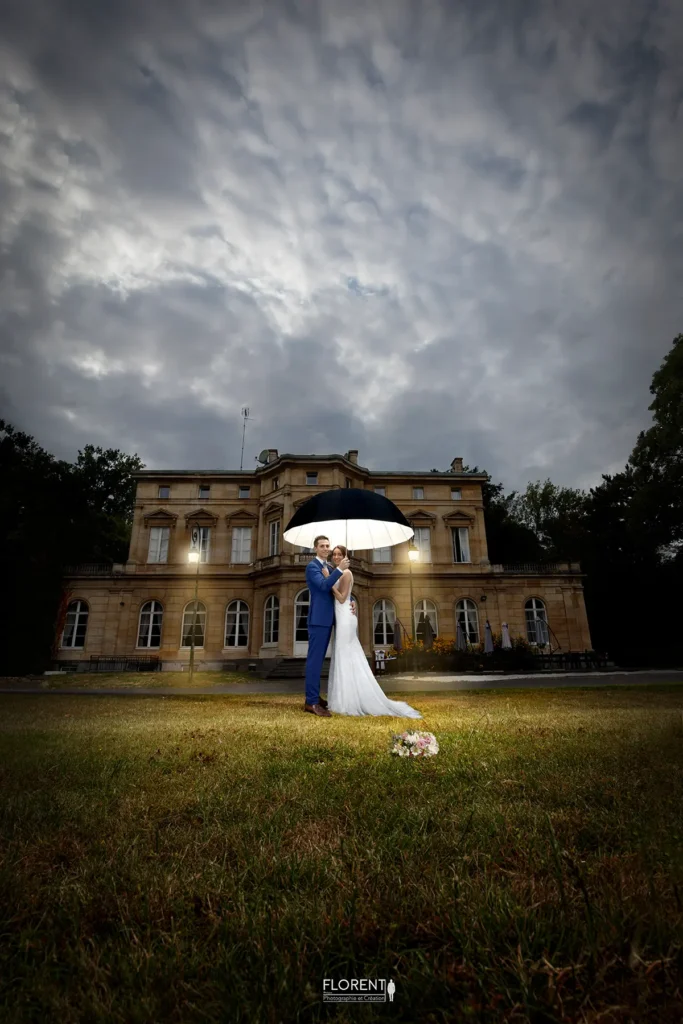 mariage parc chateau motte fenelon pose magique cambrai arras sous parapluie lumineux florent photographe boulogne sur mer lille le touquet paris