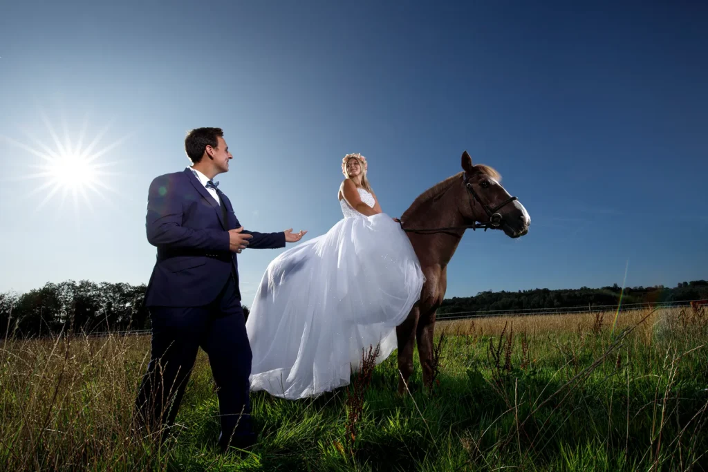 photographe mariage magique avec mariee à cheval et époux dans les champs after day desvres saint omer hardelot florent photographe paris le touquet lille saint omer amiens arras calais