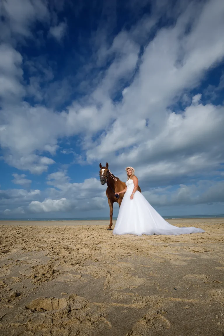 after day mariage superbe avec la mariee et son cheval sur la plage boulogne sur mer florent studio mariage lille le touquet paris calais saint omer arras dunkerque hardelot