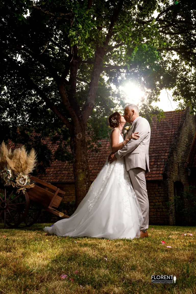 douce pose mariage rayon de soleil a travers arbres sur epoux s embrassent hardelot boulogne sur mer marquise florent photographe calais arras amiens saint omer le touquet lille paris