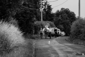 exploit mariee saint omer a cheval et parapluie avec ecuilleres sous l'orage florent studio photographe mariage pas de calais nord boulogne sur mer lille paris hardelot arras le touquet