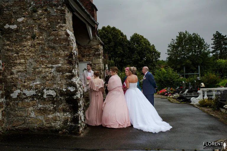 fantastique photo mariage arrivee mariee et temoin rose sous la pluie petite chapelle saint omer florent studio photographe mariage pas de calais nord boulogne sur mer lille paris arras le touquet