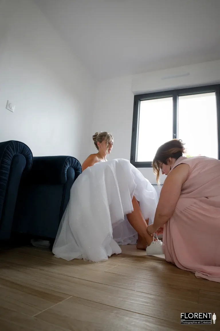 habillage mariee par amie mariage pose romantique assise saint omer florent studio photographe mariage pas de calais nord boulogne sur mer lille paris arras calais