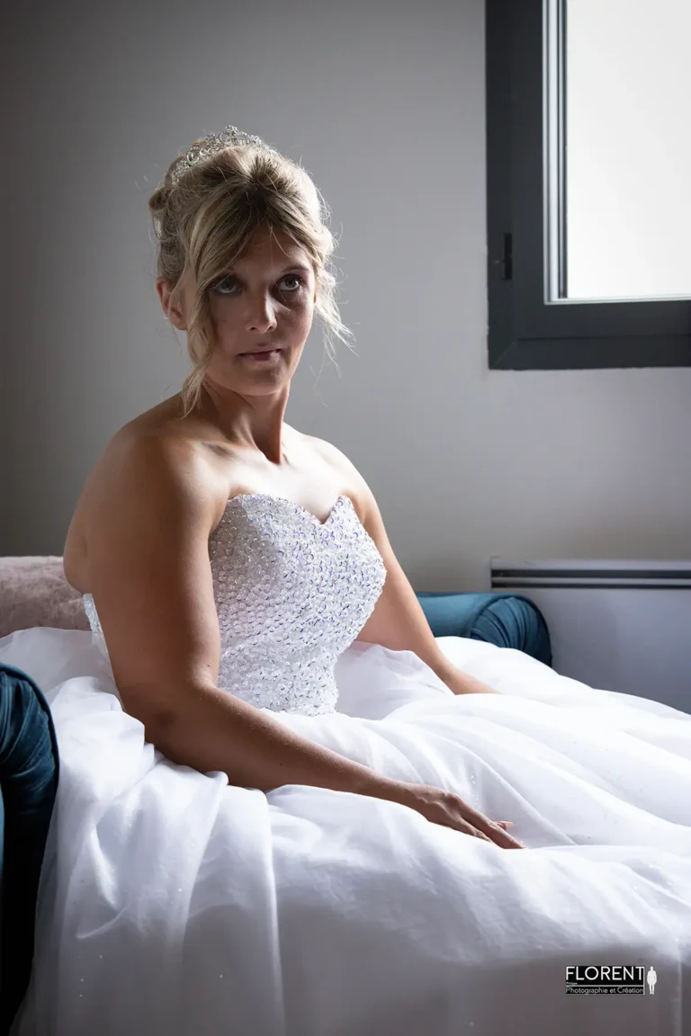 habillage mariee pensive mariage pose romantique assise saint omer florent studio photographe mariage pas de calais nord boulogne sur mer lille paris arras calais