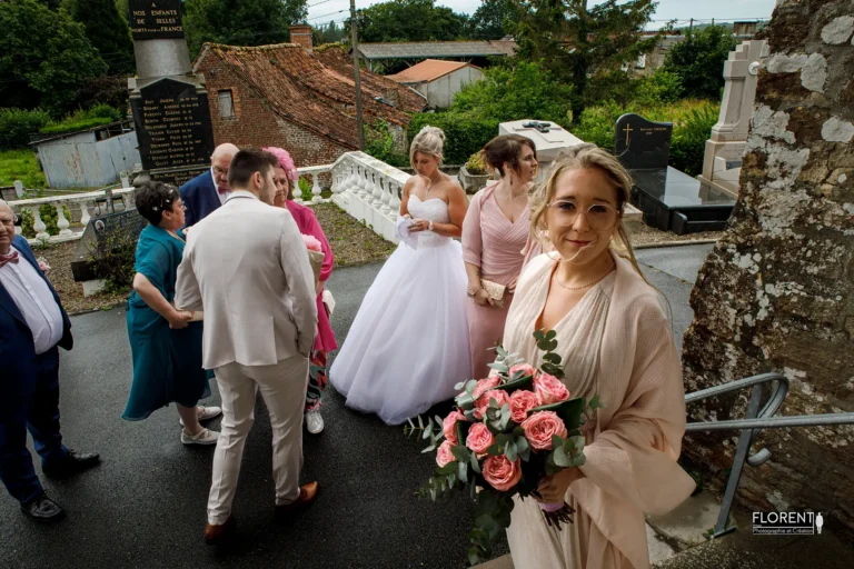 mariage arrivee temoins souriante devant chapelle saint omer florent studio photographe mariage pas de calais nord boulogne sur mer lille paris arras le touquet