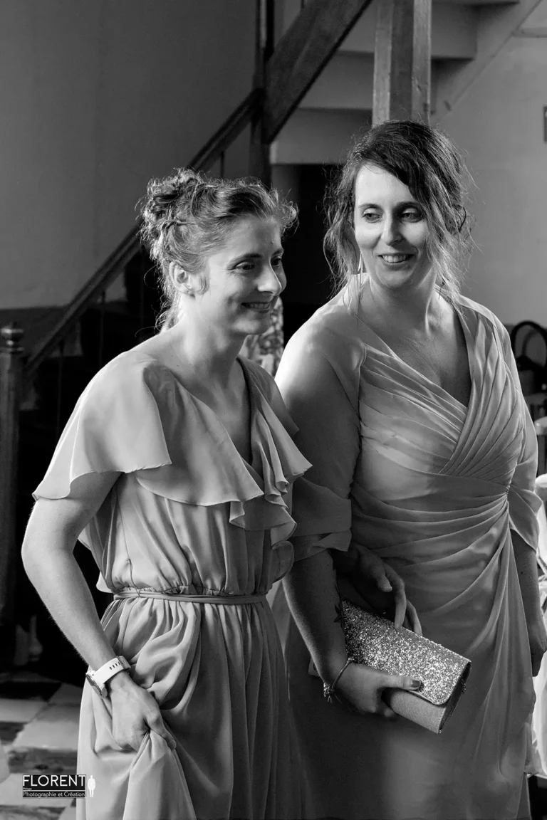 mariage arrivee temoins souriantes chapelle saint omer florent studio photographe mariage pas de calais nord boulogne sur mer lille paris arras le touquet