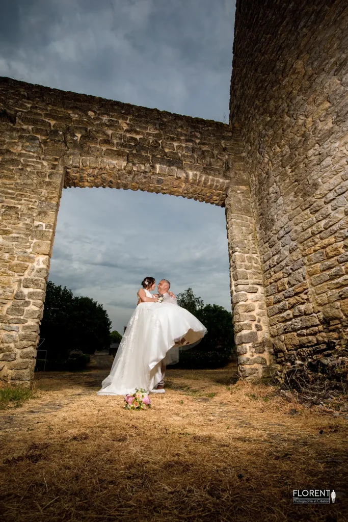 mariage boulogne sur mer hardelot photo marie porte sa mariee au pieds de la tour du chateau florent photographe lille le touquet paris isques samer saint omer boulogne sur mer