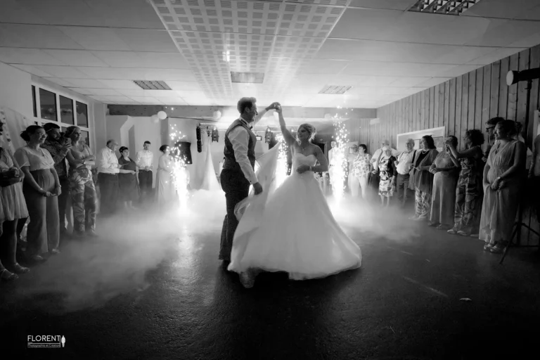 mariage danse des maries tendres dans la fumee et etincelle florent studio photographe mariage pas de calais nord boulogne sur mer lille paris arras le touquet