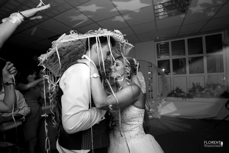 mariage danse du parapluie maries tendres sous ombrelle cotillons s embrassent florent studio photographe mariage pas de calais nord boulogne sur mer lille paris arras le touquet
