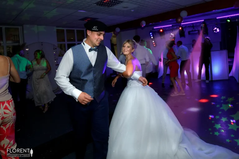 mariage danse marie beret basque s'amuse avec la mariee florent studio photographe mariage pas de calais nord boulogne sur mer lille paris arras le touquet