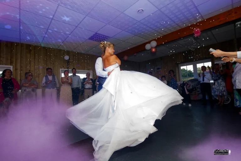 mariage danse marie porte sa mariee dans la fumee et etincelle florent studio photographe mariage pas de calais nord boulogne sur mer lille paris arras le touquet