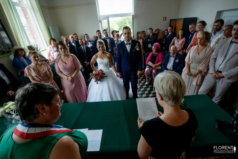mariage derriere maire discours devant maries emus mairie selles saint omer florent studio photographe mariage pas de calais nord boulogne sur mer lille paris arras le touquet