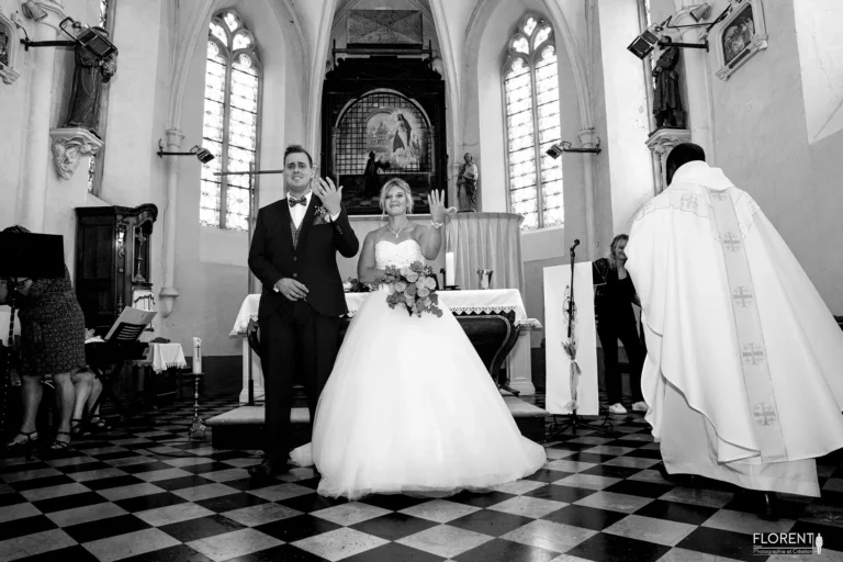 mariage eglise photo emouvante pleur epoux montrent bagues selles saint omer florent studio photographe mariage pas de calais nord boulogne sur mer lille paris arras le touquet