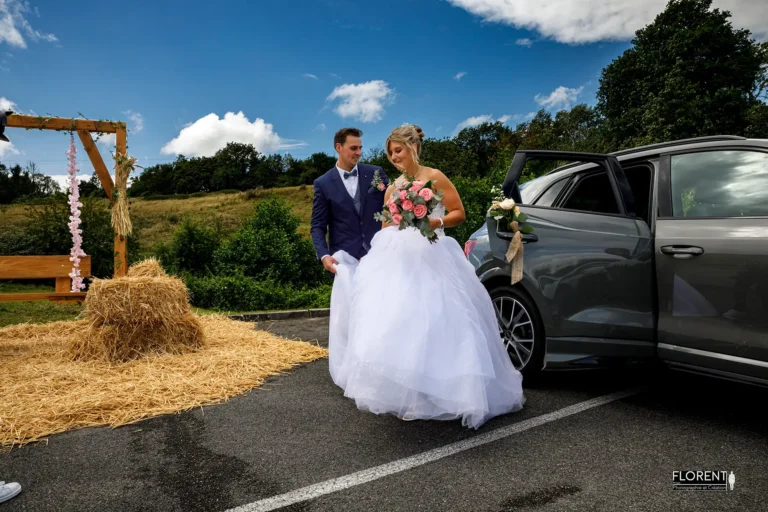 mariage epoux arrivent devant balançelle paille et fleurs saint omer florent studio photographe mariage pas de calais nord boulogne sur mer lille paris arras le touquet