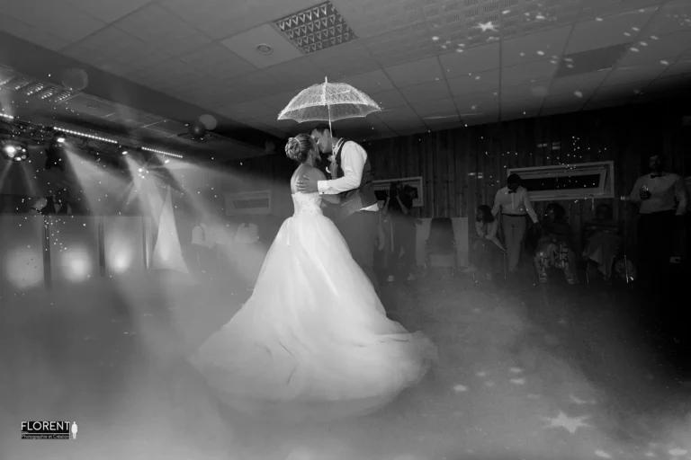 mariage fete maries tendres sous ombrelle s embrassent dans la fumee florent studio photographe mariage pas de calais nord boulogne sur mer lille paris arras le touquet