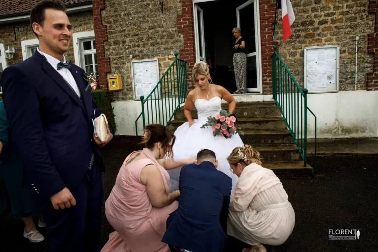 mariage joyeuse mairie joyeuse selles saint omer les amis remettent la robe mariee florent studio photographe mariage pas de calais nord boulogne sur mer lille paris arras le touquet desvres