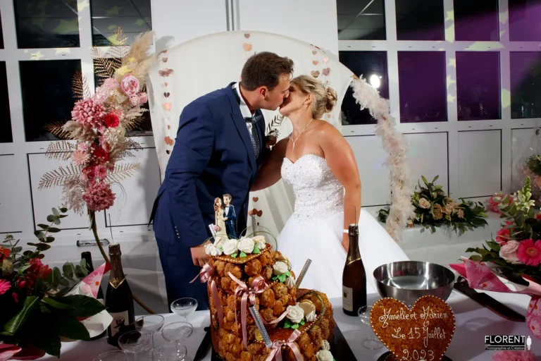 mariage le gateau la fete et le champagne les maries s'embrassent florent saint omer studio photographe mariage pas de calais nord boulogne sur mer lille paris arras le touquet