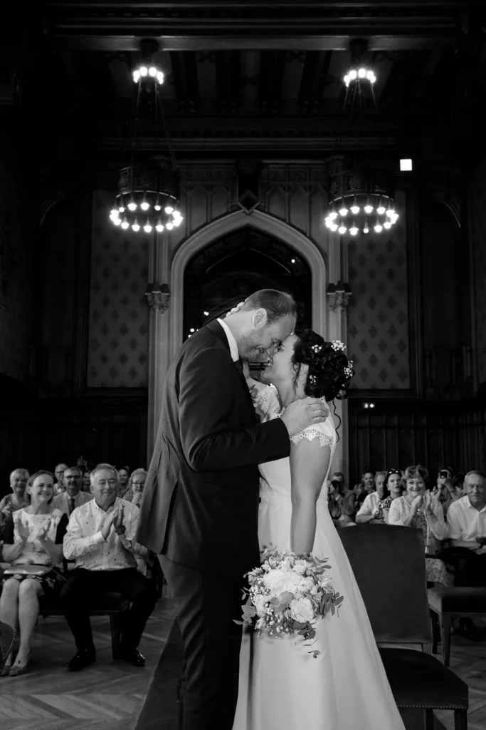 mariage mairie de calais les epoux s embrassent sous les lustres florent studio photographe calais boulogne sur mer lille le touquet