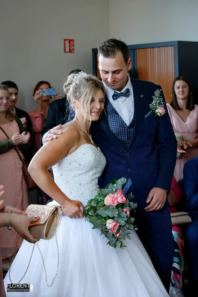 mariage mairie selles saint omer epoux tendrement l un contre l autre florent studio photographe mariage pas de calais nord boulogne sur mer lille paris arras le touquet